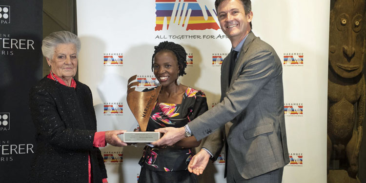 Irene Kyamummi recibe el premio de manos de Teresa de Borbón y de Laurent Coupé./ Foto: Premio Harambee
