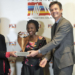 Irene Kyamummi recibe el premio de manos de Teresa de Borbón y de Laurent Coupé./ Foto: Premio Harambee