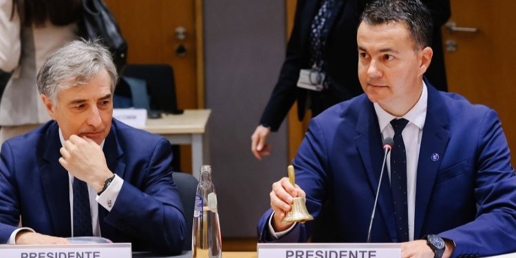 La UE acuerda una propuesta española para retrasar la reducción de emisiones de automóviles