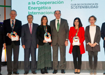 Juan Pablo de Laiglesia e Ignacio Sánchez Galán, con los premiados.