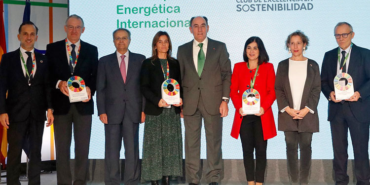 Juan Pablo de Laiglesia e Ignacio Sánchez Galán, con los premiados.