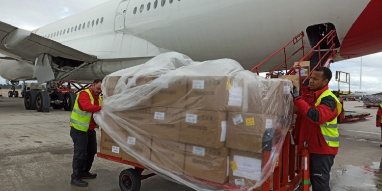 El corredor aéreo sanitario de Iberia ha traído ya más de 300 toneladas de material