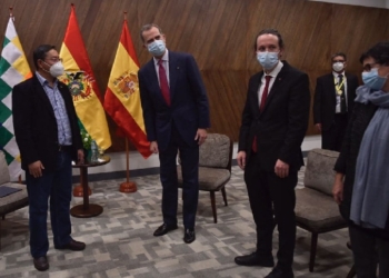 Iglesias aprovecha el viaje del Rey a Bolivia para firmar un manifiesto contra la ultraderecha