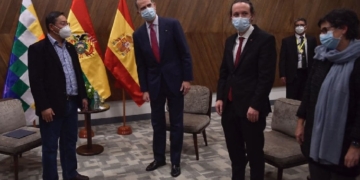 Iglesias aprovecha el viaje del Rey a Bolivia para firmar un manifiesto contra la ultraderecha