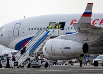 El Ilyushin Il-96 enviado por el Gobierno ruso, ayer en el aeropuerto de Barajas./ Foto: ©Sergio Basterrechea