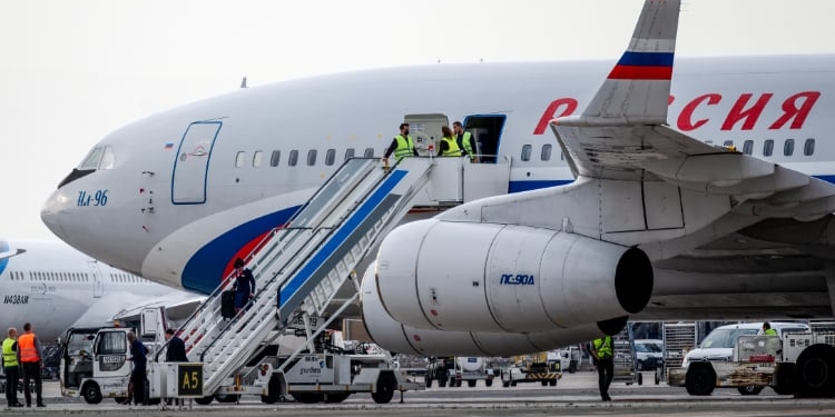 El Ilyushin Il-96 enviado por el Gobierno ruso, ayer en el aeropuerto de Barajas./ Foto: ©Sergio Basterrechea