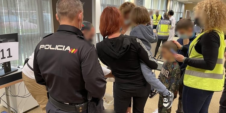 Los colombianos encabezan las regularizaciones de inmigrantes por arraigo en España