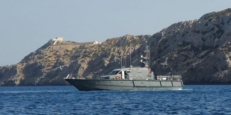 La Royal Navy intercepta a un patrullero de la Armada durante unas maniobras en Gibraltar