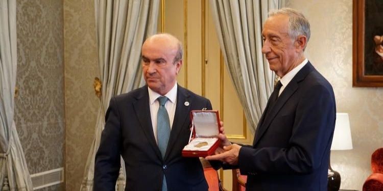 El presidente de Portugal, Marcelo Rebelo de Sousa, recibe la Medalla de Honor de la OEI