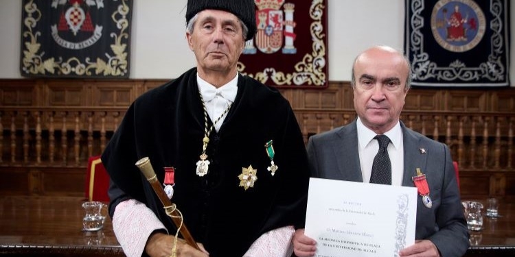 Mariano Jabonero recibe la Medalla Honorífica de la Universidad de Alcalá de Henares