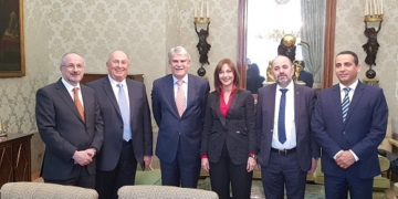 Dastis asegura a una delegación de la Knesset que España colaborará en el proceso de paz