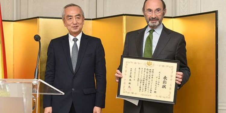Japón condecora a Lamo de Espinosa por su contribución a las relaciones bilaterales