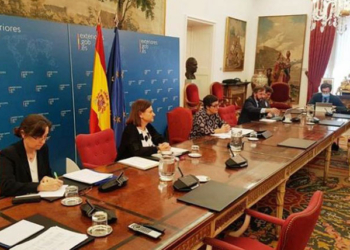 La ministra de Exteriores y los secretarios de Estado, durante la videoconferencia.
