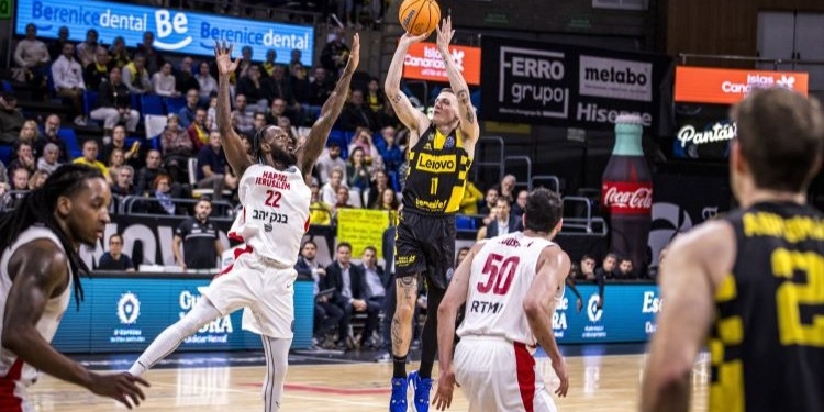 Sumar pide explicaciones por la retirada de banderas palestinas en un partido de baloncesto