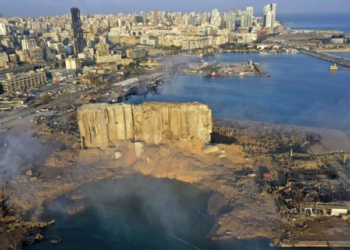 Vista aérea del puerto de Beirut tras la explosión.