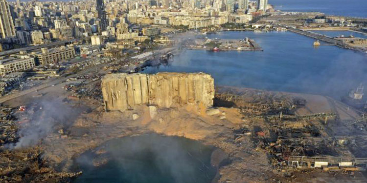 Vista aérea del puerto de Beirut tras la explosión.