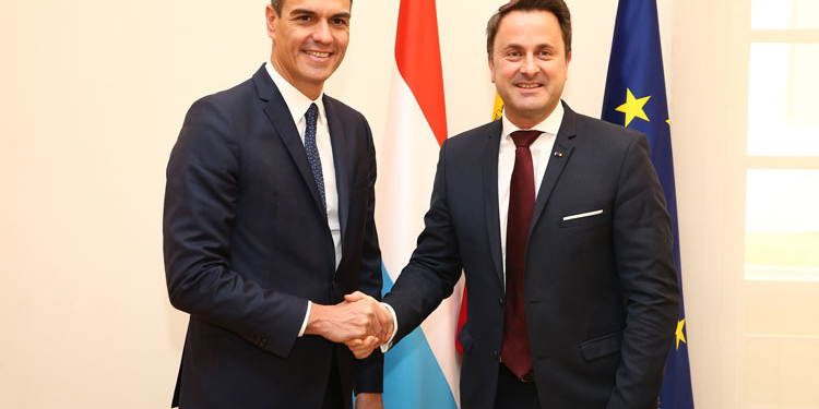 El presidente del Gobierno, Pedro Sánchez, saluda al primer ministro de Luxemburgo, Xavier Bettel, al inicio de la reunión que han mantenido en La Moncloa.