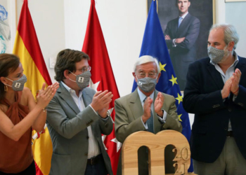 José Luis Martínez-Almeida y Rafael Ansón, en el centro, durante la firma del convenio./ Foto: Comunidad de Madrid