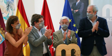 José Luis Martínez-Almeida y Rafael Ansón, en el centro, durante la firma del convenio./ Foto: Comunidad de Madrid