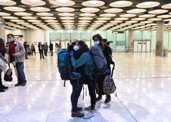 Exteriores facilita la repatriación de medio millar de españoles desde Irlanda