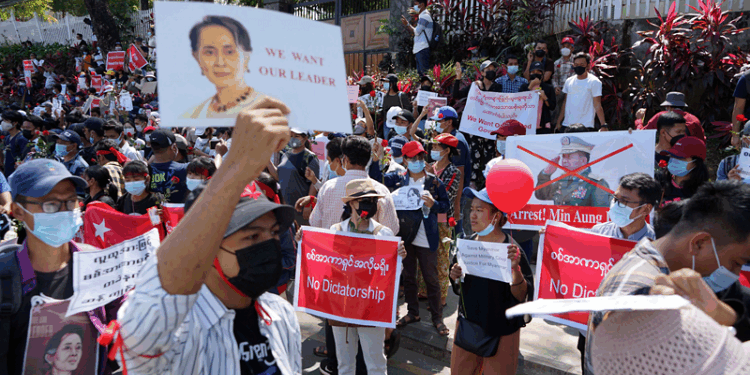 Exteriores insta a la colonia española a salir de Myanmar “a la mayor brevedad posible”