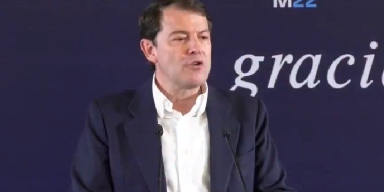 El PP salva Castilla y León, pero queda en manos de Vox, que quiere gobernar