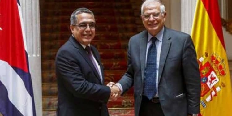 Medina con Borrell en Madrid, en 2018.