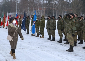 Robles felicita en Letonia a las tropas españolas desplegadas en la misión de la OTAN