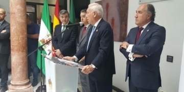 Margallo, abierto a conversaciones «discretas y secretas» con personas de Gibraltar