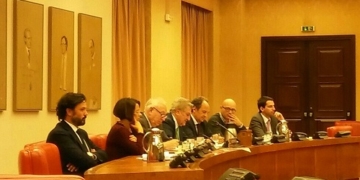 Margallo consigue el apoyo crítico del Congreso ante la cumbre del Brexit