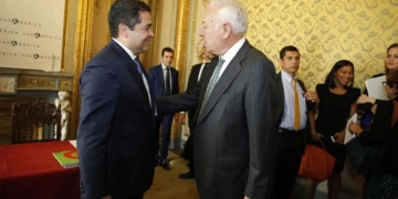 Margallo aprovecha el largo periodo de funciones para viajar a Centroamérica