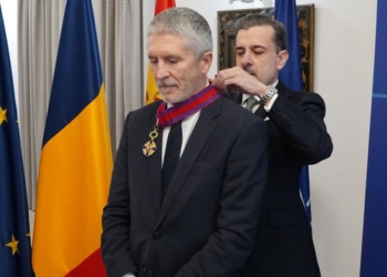 El embajador de Rumanía condecora al ministro del Interior