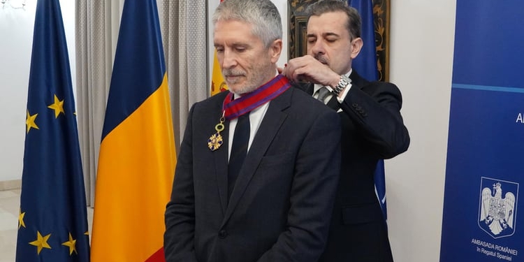 El embajador de Rumanía condecora al ministro del Interior