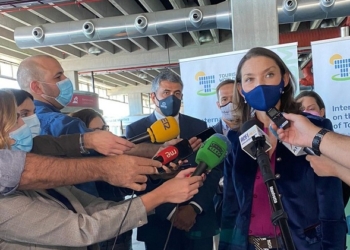 La ministra, durante su contacto con los medios, en presencia del secretario general de la OMT, Zurab Pololikashvili.