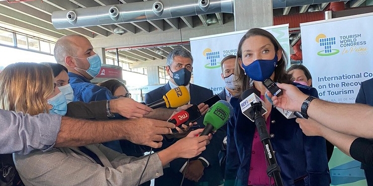 La ministra, durante su contacto con los medios, en presencia del secretario general de la OMT, Zurab Pololikashvili.