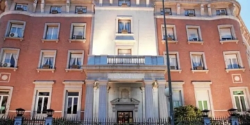 Un comunicado de la ADE sobre los pactos de Sánchez provoca la irritación de numerosos diplomáticos