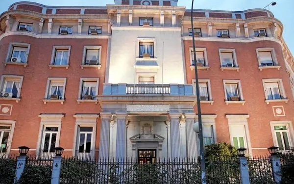 Un comunicado de la ADE sobre los pactos de Sánchez provoca la irritación de numerosos diplomáticos