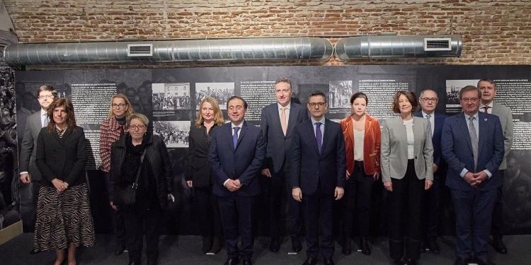 Bolaños y Albares inauguran en el Centro Sefarad-Israel la exposición sobre Mauthausen