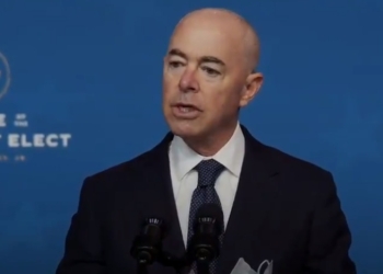 El secretario de Seguridad Nacional, primer miembro de la Administración Biden que visita España