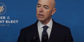 El secretario de Seguridad Nacional, primer miembro de la Administración Biden que visita España