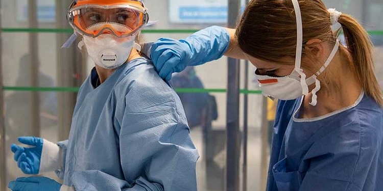 El Gobierno homologa a 400 profesionales sanitarios extranjeros desde la pandemia