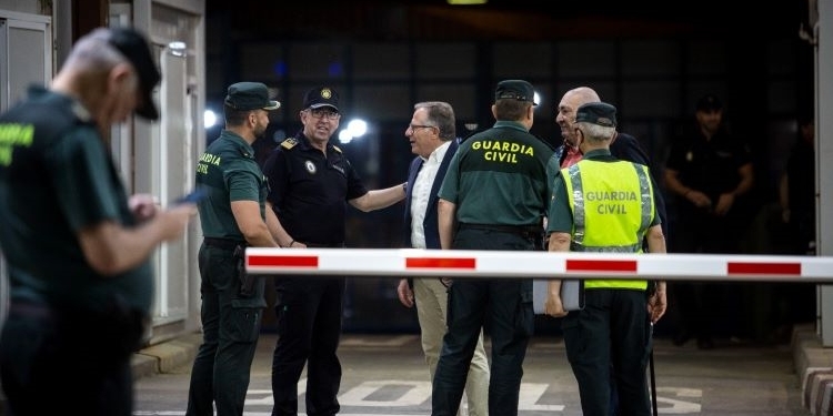 Miles de personas cruzan las fronteras de Ceuta y Melilla después de dos años cerradas