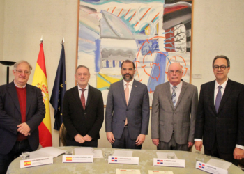 De izquierda a derecha: Severiano Hernández, subdirector general de los Archivos Estatales; Román Fernández-Baca, director general de Bellas Artes; Olivo Rodríguez, embajador de la República Dominicana; Roberto Cassá, director general del Archivo General de la Nación; y José Mármol, del Banco Popular Dominicano./ Foto: Embajada de la República Dominicana