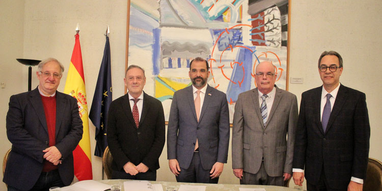 De izquierda a derecha: Severiano Hernández, subdirector general de los Archivos Estatales; Román Fernández-Baca, director general de Bellas Artes; Olivo Rodríguez, embajador de la República Dominicana; Roberto Cassá, director general del Archivo General de la Nación; y José Mármol, del Banco Popular Dominicano./ Foto: Embajada de la República Dominicana