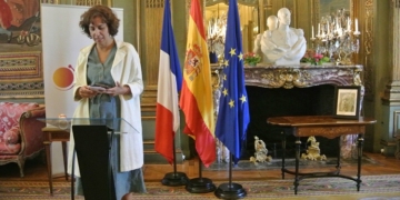 Lozano recibe oficialmente la mesa en que Azaña dimitió como presidente