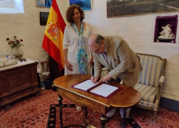 Francia entrega a España la mesa en la que Azaña firmó su dimisión como presidente