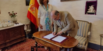 Francia entrega a España la mesa en la que Azaña firmó su dimisión como presidente