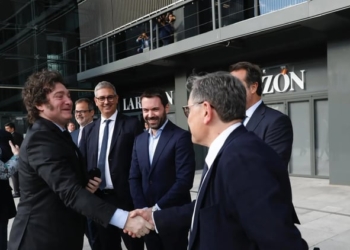 Milei da las gracias a Abascal en Madrid: “Cuando nadie me quería fue el único que me abrazó”