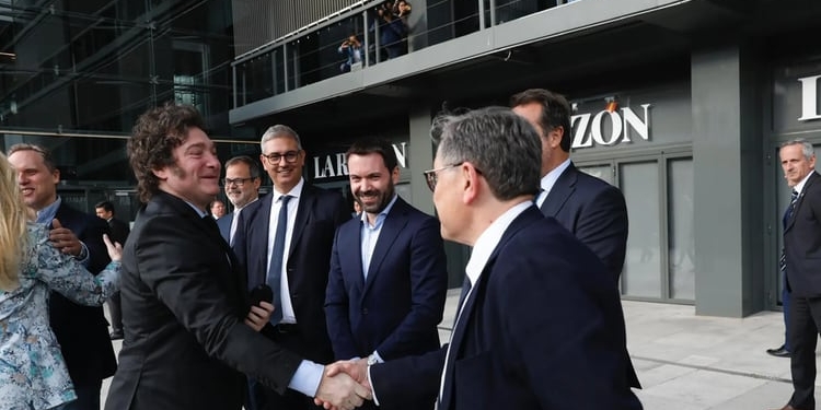 Milei da las gracias a Abascal en Madrid: “Cuando nadie me quería fue el único que me abrazó”