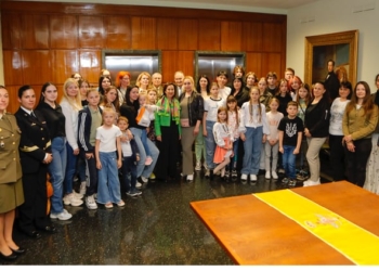 La ministra de Defensa recibe a medio centenar de familiares de soldados ucranianos